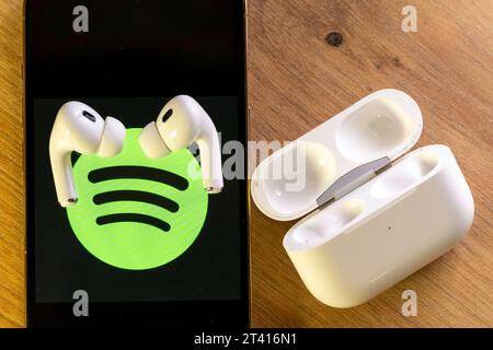 26.10.2023, Musikstreaming mit Spotify auf dem iPhone von Apple. Bei Spotify kann man sich Online Lieder anhören, auch unterwegs mit Ohrhörer. 26.10.2023, Spotify 26.10.2023, Spotify *** 26 10 2023, Musik-Streaming mit Spotify auf Apple iPhone mit Spotify, Sie können Songs online hören, sogar unterwegs mit Ohrstöpseln 26 10 2023, Spotify 26 10 2023, Spotify Credit: Imago/Alamy Live News Stockfoto