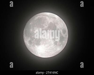 Sheerness, Kent, Großbritannien. Oktober 2023. Wetter in Großbritannien: Der fast volle Hunter's Moon am späten Abendhimmel über Sheerness, Kent. Quelle: James Bell/Alamy Live News Stockfoto