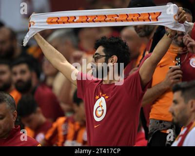 ISTANBUL: Galatasaray-Unterstützer beim türkischen Super-Lig-Spiel zwischen Galatasaray AS und Besiktas AS im Rams Global Stadium am 21. Oktober 2023 in Istanbul. ANP | Hollandse Hoogte | GERRIT VAN COLOGNE Stockfoto