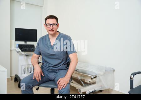 Arzt am Arbeitsplatz in der Nähe eines Ultraschallgeräts Stockfoto