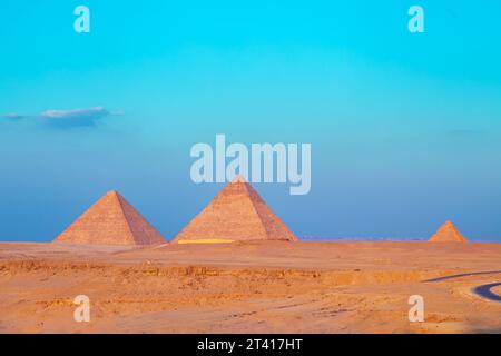 Großartige ägyptische Pyramiden. Wüstenlandschaft, das einzige erhaltene Wunder der Welt. Gizeh, Ägypten - 15. Oktober 2023. Stockfoto