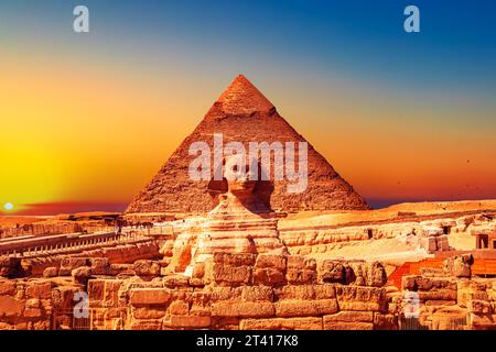 Die Pyramide von Khafre und die große Sphinx bei Sonnenaufgang. Großartige ägyptische Pyramiden. Gizeh, Ägypten - 16. Oktober 2023. Stockfoto