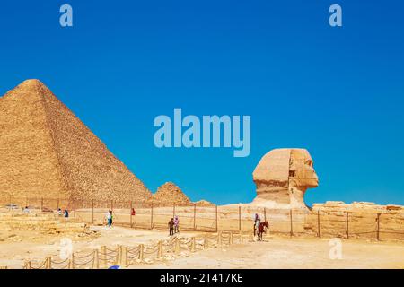 Cheops-Pyramide und die große Sphinx. Großartige ägyptische Pyramiden. Gizeh, Ägypten - 16. Oktober 2023. Stockfoto