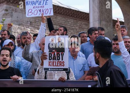 Istanbul, Türkei. Oktober 2023. Die Demonstranten halten Plakate, die ihre Meinung während der Demonstration zum Ausdruck bringen. Nach den Freitagsgebeten protestierten die Teilnehmer vor der Taksim-Moschee gegen Israel. Quelle: SOPA Images Limited/Alamy Live News Stockfoto