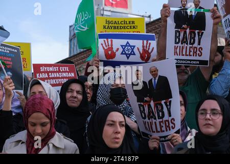 Istanbul, Türkei. Oktober 2023. Die Demonstranten halten Plakate, die ihre Meinung während der Demonstration zum Ausdruck bringen. Nach den Freitagsgebeten protestierten die Teilnehmer vor der Taksim-Moschee gegen Israel. Quelle: SOPA Images Limited/Alamy Live News Stockfoto