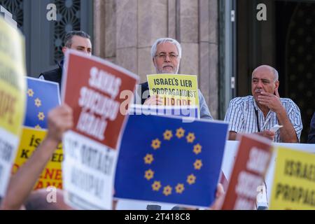 Istanbul, Türkei. Oktober 2023. Die Demonstranten halten Plakate, die ihre Meinung während der Demonstration zum Ausdruck bringen. Nach den Freitagsgebeten protestierten die Teilnehmer vor der Taksim-Moschee gegen Israel. Quelle: SOPA Images Limited/Alamy Live News Stockfoto