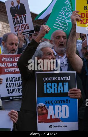 Die Demonstranten halten Plakate, die ihre Meinung während der Demonstration zum Ausdruck bringen. Nach den Freitagsgebeten protestierten die Teilnehmer vor der Taksim-Moschee gegen Israel. (Foto von Mine TOZ/SOPA Images/SIPA USA) Credit: SIPA USA/Alamy Live News Stockfoto