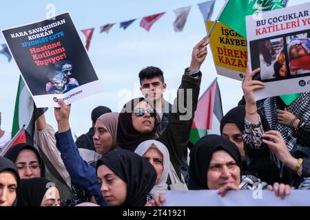 Die Demonstranten halten Plakate, die ihre Meinung während der Demonstration zum Ausdruck bringen. Nach den Freitagsgebeten protestierten die Teilnehmer vor der Taksim-Moschee gegen Israel. (Foto von Mine TOZ/SOPA Images/SIPA USA) Credit: SIPA USA/Alamy Live News Stockfoto