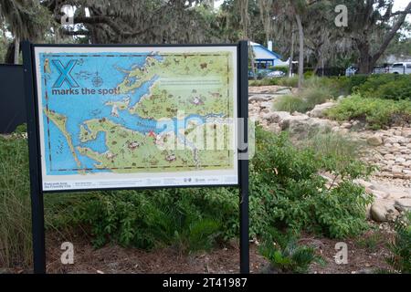 Bradenton, Florida im Manatee County. Szenen entlang des Bradenton Riverwalk mit Parkschildern und architektonischen Strukturen. Der Manatee River auf Fotos Stockfoto