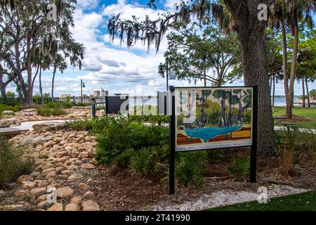 Bradenton, Florida im Manatee County. Szenen entlang des Bradenton Riverwalk mit Parkschildern und architektonischen Strukturen. Der Manatee River auf Fotos Stockfoto