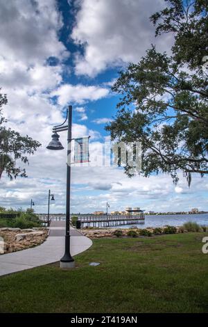 Bradenton, Florida im Manatee County. Szenen entlang des Bradenton Riverwalk mit Parkschildern und architektonischen Strukturen. Der Manatee River auf Fotos Stockfoto