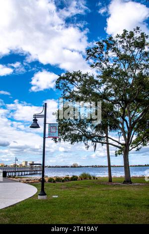 Bradenton, Florida im Manatee County. Szenen entlang des Bradenton Riverwalk mit Parkschildern und architektonischen Strukturen. Der Manatee River auf Fotos Stockfoto