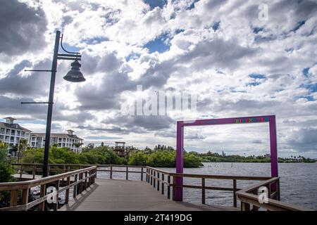 Bradenton, Florida im Manatee County. Szenen entlang des Bradenton Riverwalk mit Parkschildern und architektonischen Strukturen. Der Manatee River auf Fotos Stockfoto