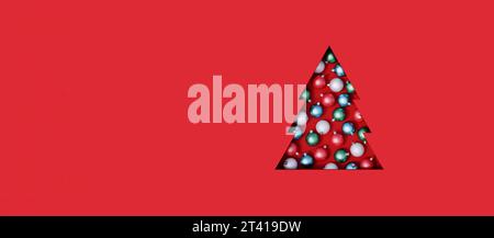 Weihnachtsbaum auf rotem Hintergrund geschnitten und gefüllt mit bunten Weihnachtskugeln 3D-Rendering 3D-Illustration Stockfoto