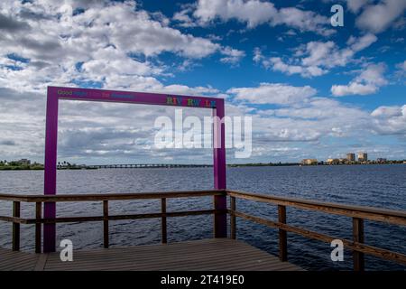 Bradenton, Florida im Manatee County. Szenen entlang des Bradenton Riverwalk mit Parkschildern und architektonischen Strukturen. Der Manatee River auf Fotos Stockfoto