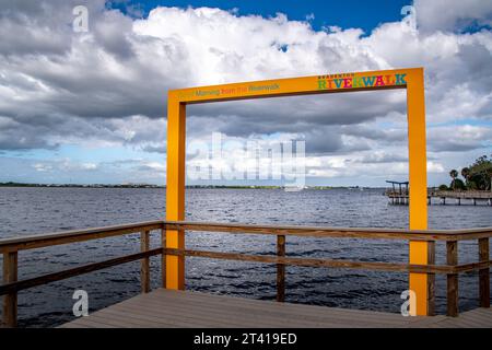 Bradenton, Florida im Manatee County. Szenen entlang des Bradenton Riverwalk mit Parkschildern und architektonischen Strukturen. Der Manatee River auf Fotos Stockfoto