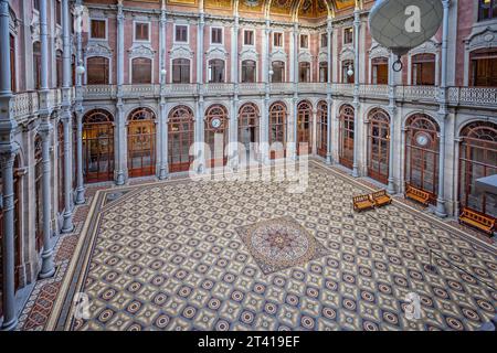 Der zentrale Innenhof und die verzierte Etage des Bolsa-Palastes in Porto, Portugal am 14. Oktober 2023 Stockfoto