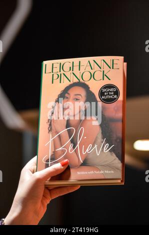 Leigh-Anne Pinnock präsentierte ihr neues Buch im Gespräch mit Chidera Eggeru beim Black Book Festival im Southbank Centre. In ihren sehr persönlichen Memoiren Believe erzählt Pinnock, eine vielbegabte Künstlerin und Mitglied des globalen Phänomens Little Mix, ihre außergewöhnliche Geschichte. Sie erzählt von ihren Erfahrungen, Kämpfen und Triumphe, von ihren bescheidenen Anfängen bis hin zu einem Wegbereiter in der Musikindustrie. Ihre fesselnde Erzählung bietet Einblicke in ihr Leben als Schwarze Frau, die durch Ruhm, Liebe und Selbstakzeptanz navigiert. Stockfoto