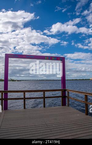 Bradenton, Florida im Manatee County. Szenen entlang des Bradenton Riverwalk mit Parkschildern und architektonischen Strukturen. Der Manatee River auf Fotos Stockfoto