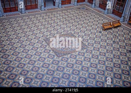 Der verzierte Fliesenboden des zentralen Hofes des Bolsa-Palastes in Porto, Portugal am 14. Oktober 2023 Stockfoto