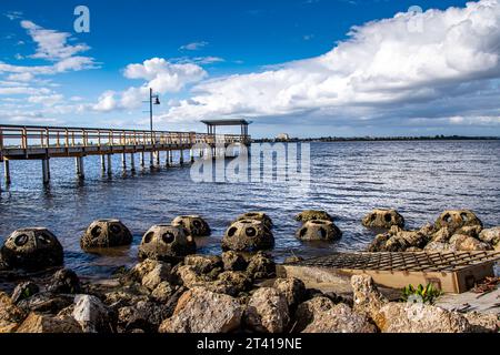 Bradenton, Florida, Manatee County – Szenen rund um den Bradenton Riverwalk. Promenade, Parks, Manatee River, Piers. Stockfoto