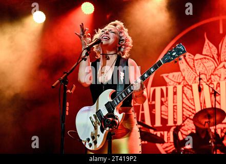 Bexhill, Großbritannien. Oktober 2023. Samantha Fish mit Jesse Dayton während ihrer UK-Tour mit Songs ihres neuesten Albums Death Wish Blues im de La Warr Pavillion. Quelle: LFP/Alamy Live News Stockfoto