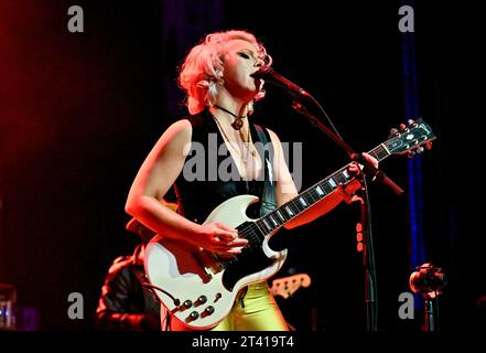 Bexhill, Großbritannien. Oktober 2023. Samantha Fish mit Jesse Dayton während ihrer UK-Tour mit Songs ihres neuesten Albums Death Wish Blues im de La Warr Pavillion. Quelle: LFP/Alamy Live News Stockfoto