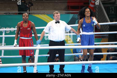 Santiago, Chile, USA. Oktober 2023. SANTIAGO (CHL), 27/2023 - FINAL/BOXING/WOMEN/66KG/GOLD - WOMEN's Boxing final unter 66 kg für die Goldmedaille 156 zwischen der brasilianischen Dos Santos Barbara Maria und der Amerikanerin McCane Morelle im Olympischen Trainingszentrum während der Panamerikanischen Spiele 2023 in Santiago, Chile. Brasilien gewann Gold. (Kreditbild: © Niyi Fote/TheNEWS2 via ZUMA Press Wire) NUR REDAKTIONELLE VERWENDUNG! Nicht für kommerzielle ZWECKE! Stockfoto