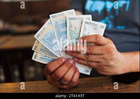 Argentinien, Buenos Aires, Mann mit argentinischen Peso-Noten Stockfoto