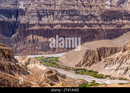 Dorf in Upper Mustang, Himalaya, Nepal. Wunderschöne grüne Siedlung inmitten trockener himalaya-Landschaft. Stockfoto