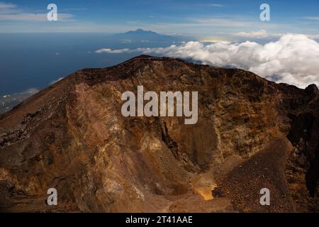 Kraterrand des Vulkans Agung. Höchster Punkt der Insel Bali, Indonesien. Blick auf die Insel Lombok und den Berg Rinjani. Stockfoto
