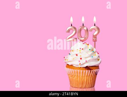 Geburtstagskuchen Mit Kerze Nummer 20 Und Fragezeichen - Auf Rosa Hintergrund. Stockfoto