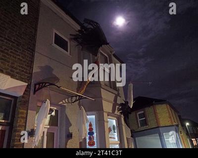 Sheerness, Kent, Großbritannien. Oktober 2023. Wetter in Großbritannien: Der fast volle Hunter's Moon, der heute Abend mit Halloween-Geistern aus einem Haus in Sheerness, Kent, aufgehängt wurde. Quelle: James Bell/Alamy Live News Stockfoto