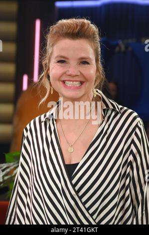 Die Schauspielerin Annette Frier zu Gast in der WDR Talkshow Kölner Treff bye Bye Bettina *** Schauspielerin Annette Frier als Gast in der WDR Talkshow Kölner Treff bye Bye Bettina Credit: Imago/Alamy Live News Stockfoto