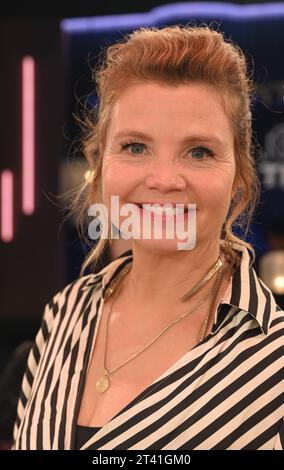 Die Schauspielerin Annette Frier zu Gast in der WDR Talkshow Kölner Treff bye Bye Bettina *** Schauspielerin Annette Frier als Gast in der WDR Talkshow Kölner Treff bye Bye Bettina Credit: Imago/Alamy Live News Stockfoto