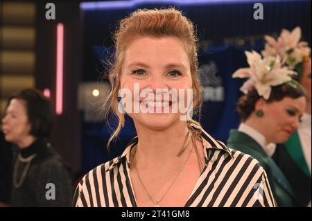 Die Schauspielerin Annette Frier zu Gast in der WDR Talkshow Kölner Treff bye Bye Bettina *** Schauspielerin Annette Frier als Gast in der WDR Talkshow Kölner Treff bye Bye Bettina Credit: Imago/Alamy Live News Stockfoto