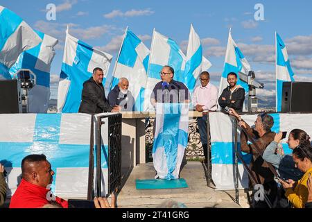 Marseille, Frankreich. Oktober 2023. Pfarrer Olivier Spinosa spricht in Marseille, um Frieden in Palästina während der Kundgebung zu fordern. Eine Friedenskundgebung, die von Anhängern des Fußballvereins Olympique de Marseille organisiert wurde, brachte einen Imam, einen Rabbiner und einen Priester am Fuße der Basilika Notre-Dame-de-la-Garde in Marseille zusammen. Die drei Vertreter monotheistischer Religionen riefen alle zum Frieden zwischen den Völkern im Kontext des Krieges zwischen Israel und der Hamas auf. (Foto: Denis Thaust/SOPA Images/SIPA USA) Credit: SIPA USA/Alamy Live News Stockfoto