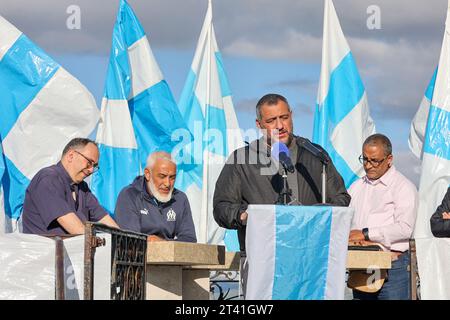 Marseille, Frankreich. Oktober 2023. Rabbiner Hai Bendao spricht in Marseille, um Frieden in Palästina während der Kundgebung zu fordern. Eine Friedenskundgebung, die von Anhängern des Fußballvereins Olympique de Marseille organisiert wurde, brachte einen Imam, einen Rabbiner und einen Priester am Fuße der Basilika Notre-Dame-de-la-Garde in Marseille zusammen. Die drei Vertreter monotheistischer Religionen riefen alle zum Frieden zwischen den Völkern im Kontext des Krieges zwischen Israel und der Hamas auf. (Foto: Denis Thaust/SOPA Images/SIPA USA) Credit: SIPA USA/Alamy Live News Stockfoto