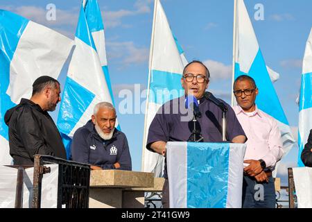 Marseille, Frankreich. Oktober 2023. Pfarrer Olivier Spinosa spricht in Marseille, um Frieden in Palästina während der Kundgebung zu fordern. Eine Friedenskundgebung, die von Anhängern des Fußballvereins Olympique de Marseille organisiert wurde, brachte einen Imam, einen Rabbiner und einen Priester am Fuße der Basilika Notre-Dame-de-la-Garde in Marseille zusammen. Die drei Vertreter monotheistischer Religionen riefen alle zum Frieden zwischen den Völkern im Kontext des Krieges zwischen Israel und der Hamas auf. (Foto: Denis Thaust/SOPA Images/SIPA USA) Credit: SIPA USA/Alamy Live News Stockfoto