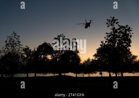 Washington, Usa. Oktober 2023. Präsident Joe Biden reist am Freitag, den 27. Oktober 2023, an Bord der Marine One in Fort McNair in Washington, D.C. nach Wilmington, Delaware. Foto: Chris Kleponis/UPI Credit: UPI/Alamy Live News Stockfoto