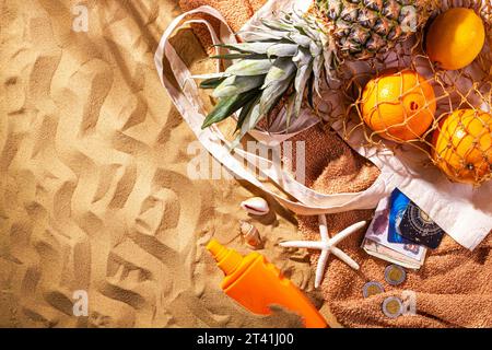 Ägyptisches Urlaubskonzept mit Souvenirs und Accessoires. Sandstrand Hintergrund mit Kopierbereich für Text, flach liegend Stockfoto