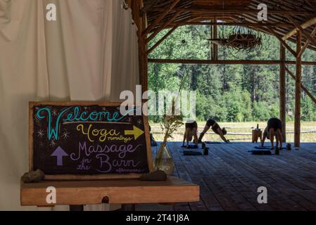 Yoga in der Stabscheune der Minam River Lodge, Oregon. Stockfoto