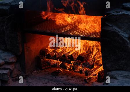 Holzfeuer-Grill in der Minam River Lodge, Oregon. Stockfoto