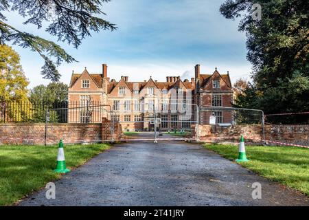 Blick auf Shaw House von der Straße in Newbury, Berkshire. Ein elisabethanisches Herrenhaus, das 2008 restauriert wurde, dient heute als Standesamt. Stockfoto