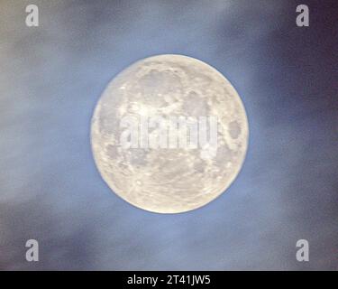 Glasgow, Schottland, Großbritannien. Oktober 2023. UK Wetter: Volljäger Mond durch die Wolken Credit Gerard Ferry/Alamy Live News Stockfoto