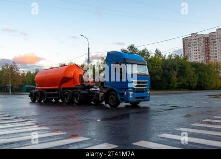 Ein blau-orangefarbener Tankwagen an einer Kreuzung in einem Wohngebiet. Stockfoto