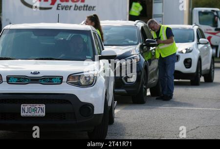 Richmond Heights, Usa. Oktober 2023. KIA-Kunden warten in der Schlange, während Vertreter des Autoherstellers Fragen stellen, bevor sie ihre Zündsysteme am Freitag, den 27. Oktober 2023, in Richmond Heights, Missouri, reparieren. KIA hat die Zündsysteme bei 2011-2016 KIA-Autos wegen Problemen, die die Fahrzeuge anfällig für Diebstahl machen könnten, modernisiert. Foto: Bill Greenblatt/UPI Credit: UPI/Alamy Live News Stockfoto