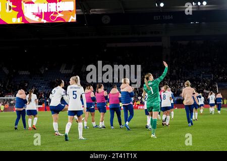 Leicester, Großbritannien. Oktober 2023. Leicester, England, 27. Oktober 2023: Englische Spieler danken den Fans während des Fußballspiels der UEFA Womens Nations League zwischen England und Belgien im King Power Stadium in Leicester, England (Natalie Mincher/SPP). /Alamy Live News Stockfoto