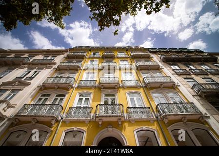 Avenida da Liberdade (Freiheitsstraße) Lissabon, Portugal. Der breite, von Bäumen gesäumte Boulevard im Zentrum von Lissabon gilt als die teuerste Immobilie Portugals und beherbergt zahlreiche internationale Luxusmarken. Die Avenida da Liberdade, wie viele europäische Boulevards, soll den Pariser Champs-Elysées nachempfunden sein. Stockfoto