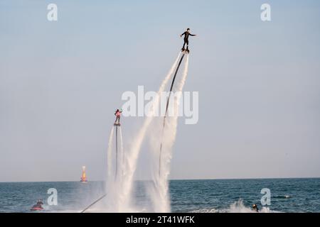 Busan, Korea - 25. Mai 2023: Zwei Jungs spielen das Flyboard im Haeundae, Busan, Südkorea Stockfoto